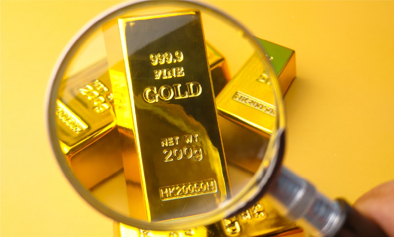 Lente d'ingrandimento su lingotto in oro da 200 grammi