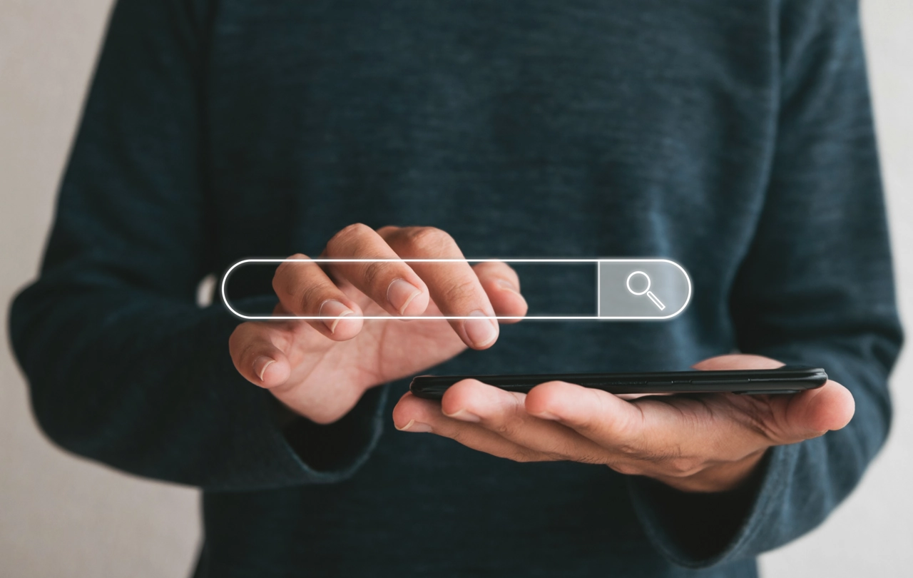 Uomo utilizza smartphone