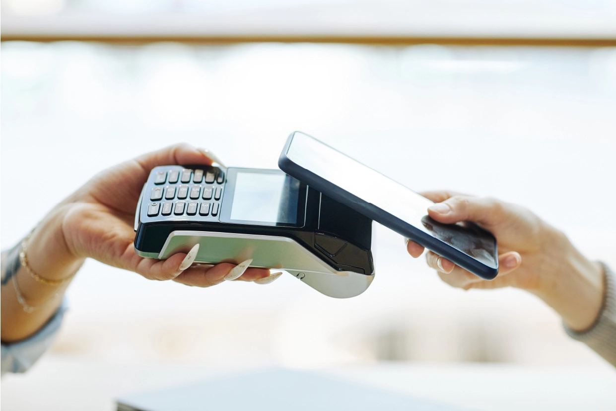 Pagamento con cellulare tramite POS fisico
