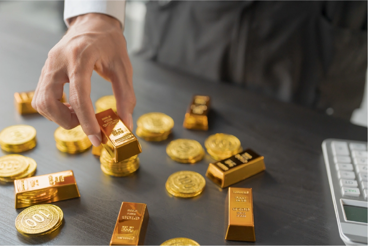 Uomo affari con lingotto d'oro